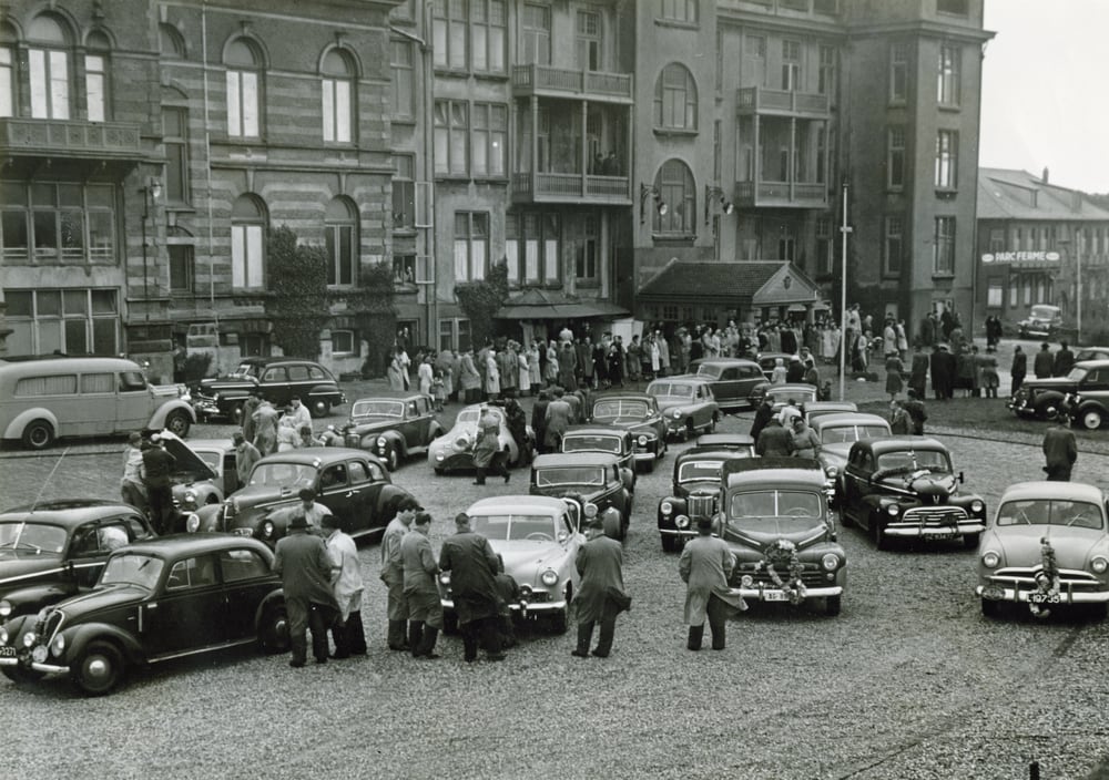 Auto's opgesteld voor de start van de eerste Tulpenrallye, 1949, bij Huis ter Duin in Noordwijk